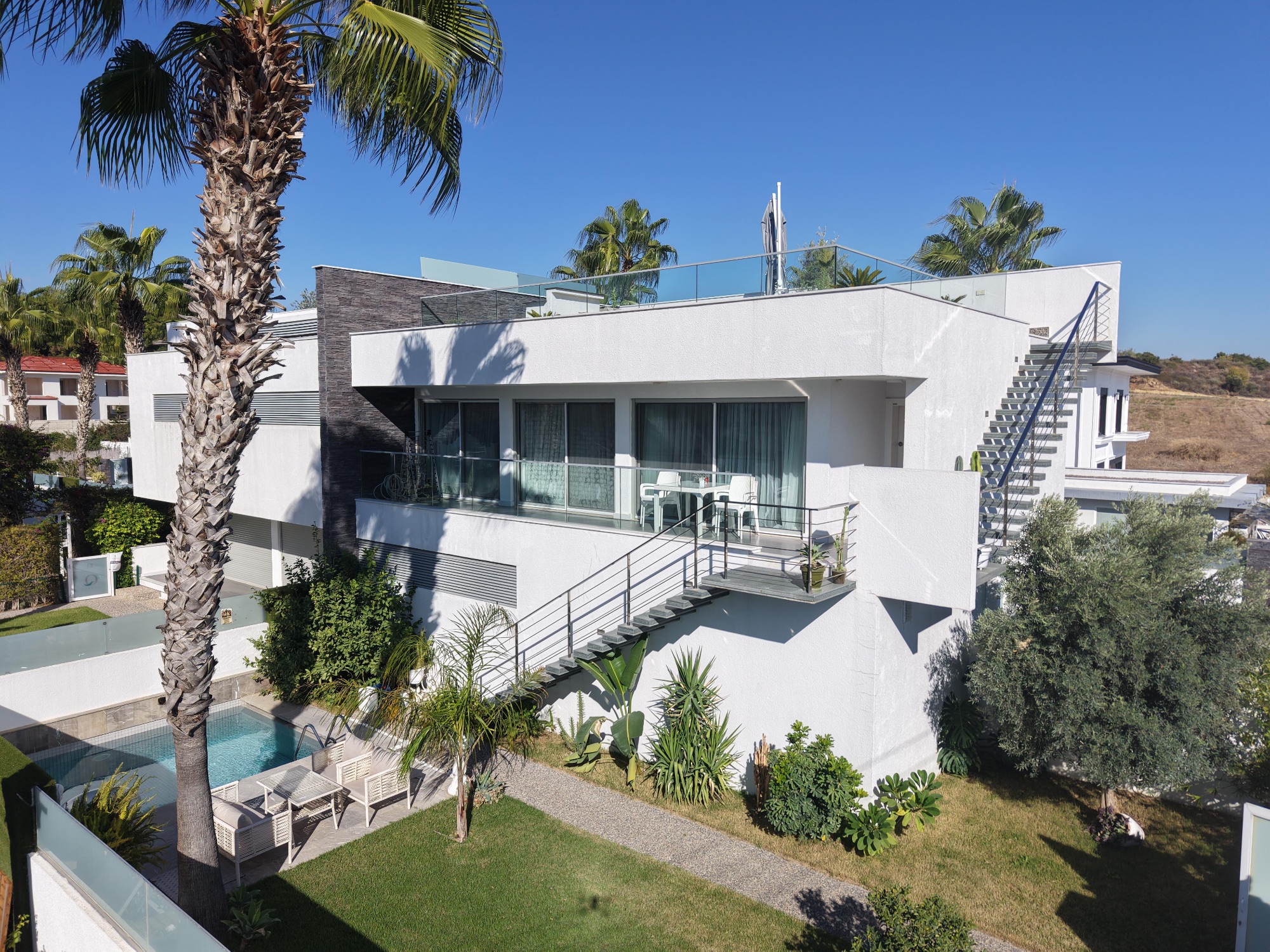 Exklusive 2+1 Wohnung mit privatem Garten und Pool in Sorgun