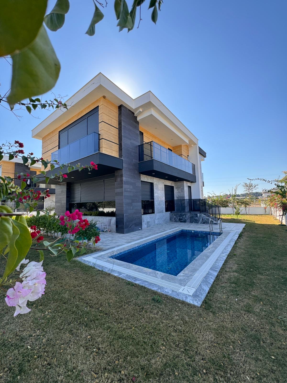 Exklusive 4+1 Villa mit privatem Garten in Sorgun